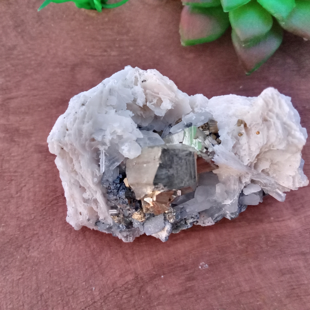 Elegant White and Silver Decorative Stone - Picture 8 of 14